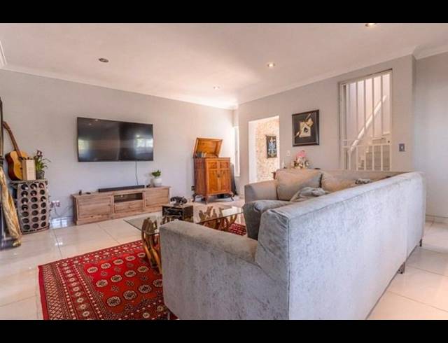 3 BEDROOM PROPERTY TO RENT IN PINESLOPES